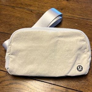 Lululemon Everywhere Belt Bag 1L in Opal. NWT